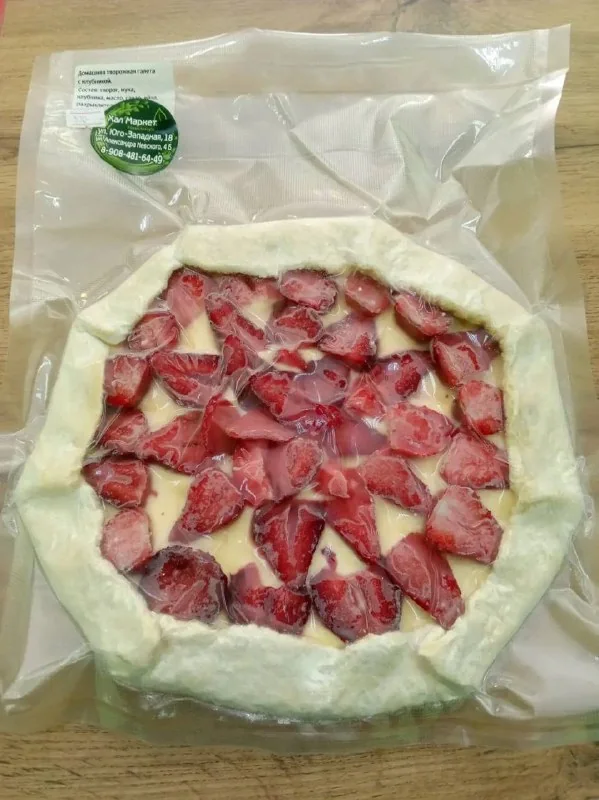 Галет творожный с клубникой